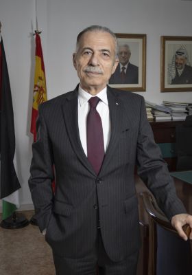 embajador de Palestina España Husni Abdel Wahed, foto en su despacho de pie.