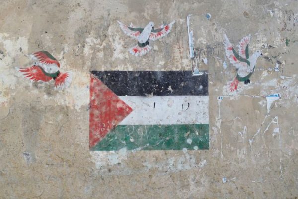 Embajada de Palestina en España, Madrid. Bandera de Palestina pintada en una pared con palomas
