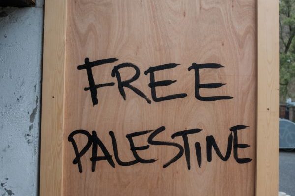 Embajada de Palestina en España, Madrid. Grafiti, pintura de liberad Palestina